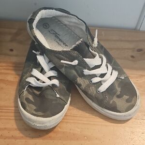 Forever Comfort Women's Green Camo Sneakers